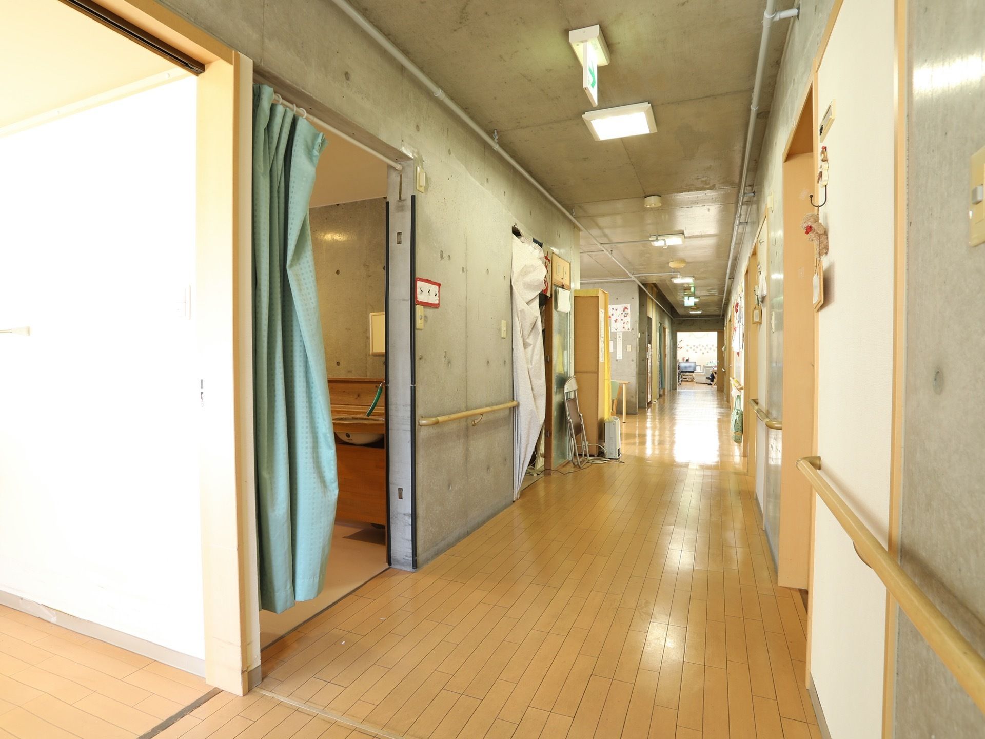 見通しの良い、真っすぐに伸びた広い廊下。両側の壁には手すりがしっかりと設置されているので、いつでもお一人で自由に移動していただける。