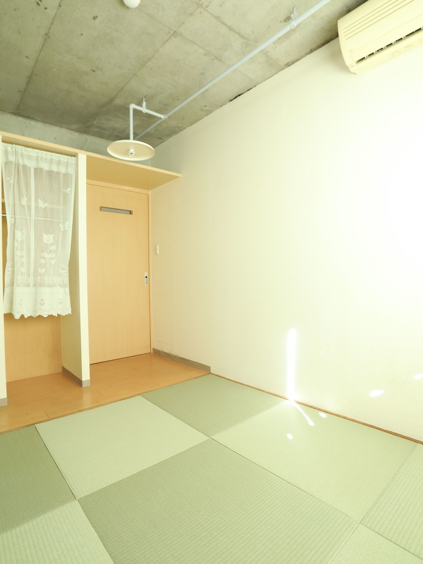 居室の扉には幅の広い引き戸式を採用しており、車椅子でも楽に出入りしていただける。直接風が当たらないよう、エアコンは壁の上方に設置されている。