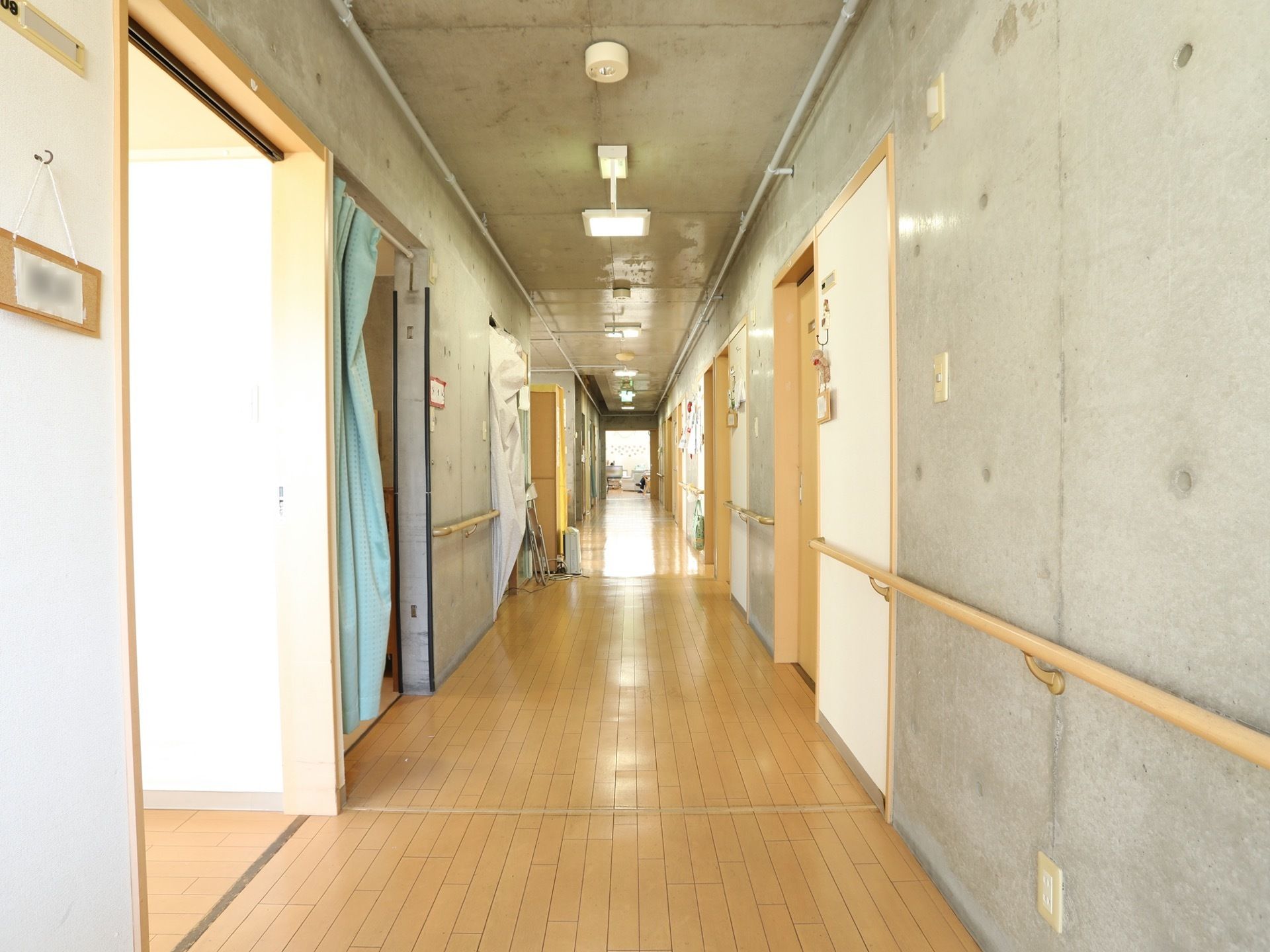 通路沿いの居室の扉脇には、入居者様の名前が入ったプレートが掛かっている。そのため、間違えることなくご自分の部屋を見つけることができる。