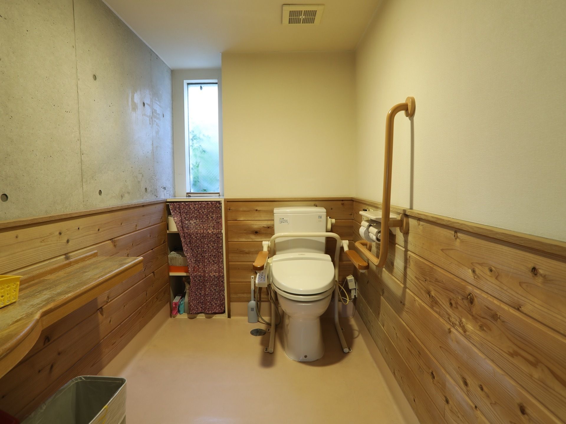 トイレには、お身体を清潔に保つ温水洗浄便座が設置されている。洗面台で手をきれいに洗浄してから、外に出ることができる。