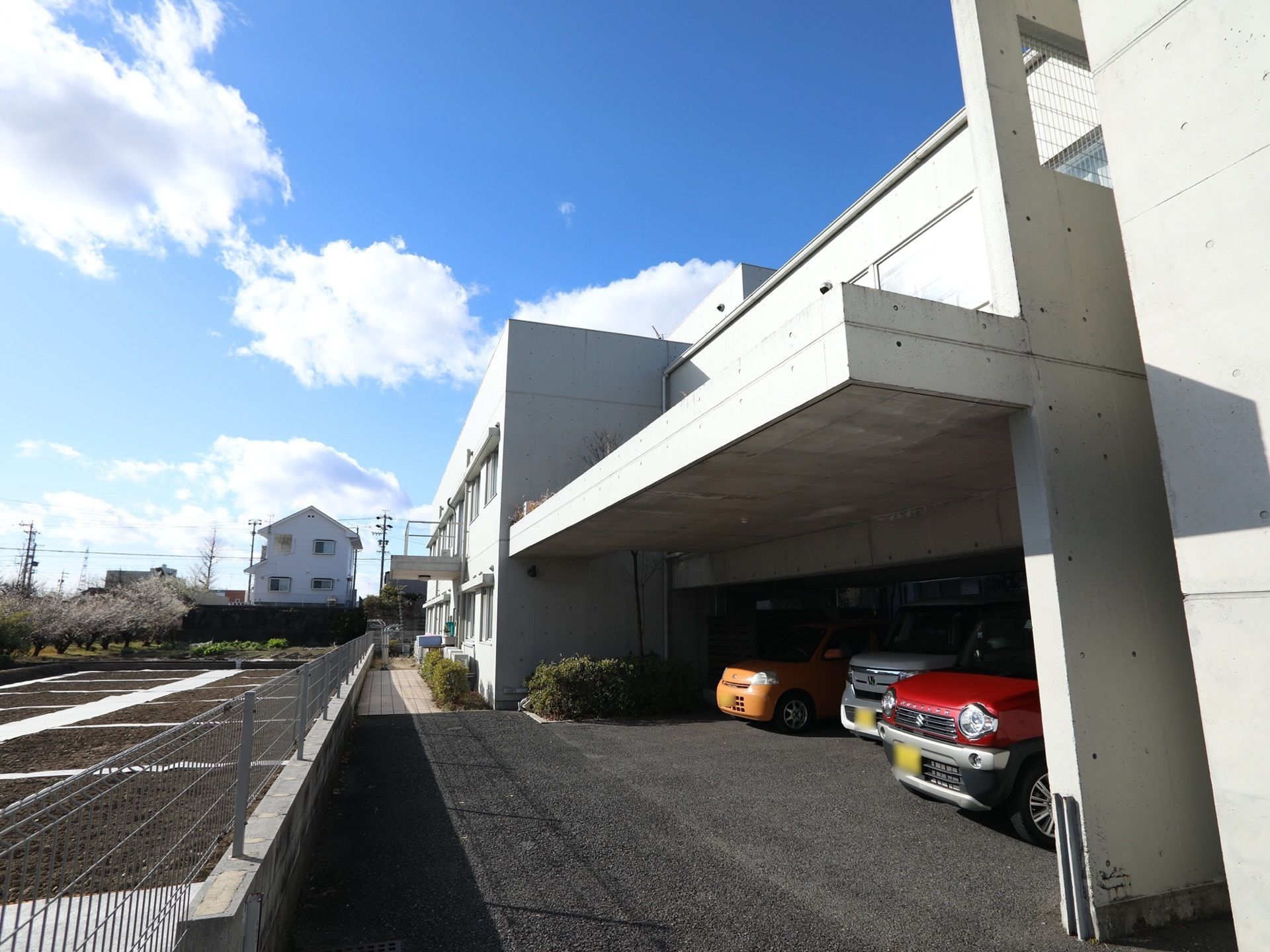 施設の一階の一部分に駐車場が完備されている。大きな屋根が付いているので、雨にさらされることなく車を置くことができる。