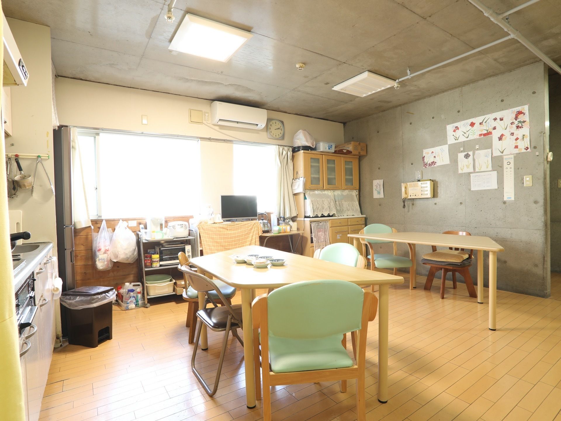食堂は通路との間に仕切りのない、開放的なスペースである。各居室から近いので、自然と入居者様が集まる場所となっている。