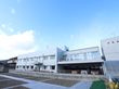 白壁の日照条件の良いところに建っている、２階建ての施設である。目の前には畑が広がり、のんびりとした暮らしができる。