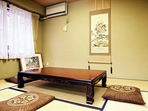 施設内には和室も完備されている。畳の匂いが気持ちを和らげてくれる。掛け軸もあり、眺めながらゆっくりとくつろげる。