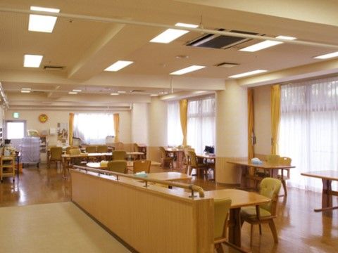 リビングはとても広々としたスペースになっている。周りは大きめのガラスになっており、外からも明るい日差しが差し込んでくる。