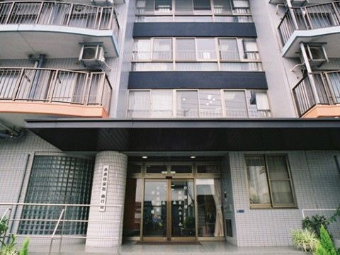 まるでマンションのような建物である。玄関前はバリアフリー対応になっているので、足腰に不安がある方でも安心して移動ができる。
