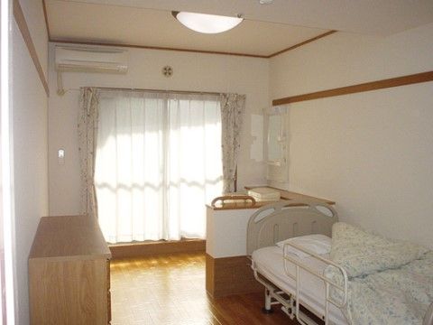 居室内はとても明るい雰囲気になっており、孤独感を感じさせない工夫がされている。洗面台の横には手すりが取り付けられている。