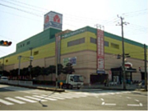 大型電器量販店が近くにあるので、生活で必要な電化製品や消耗品をすぐに買いに行くことができる。駐車場も広く車での来店も容易にできる。