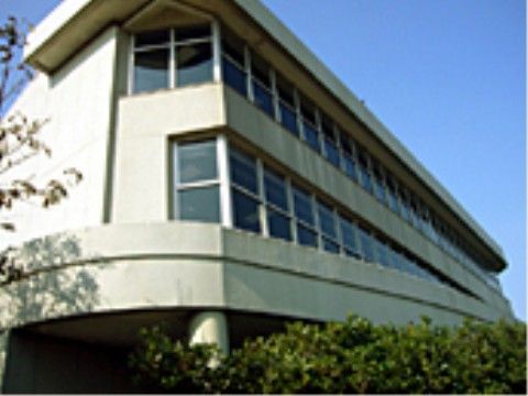 野鳥の生態を研究し、人との共存を目指している団体の施設建物である。施設近隣にあるので、気軽に自然観察会などに参加することができる。