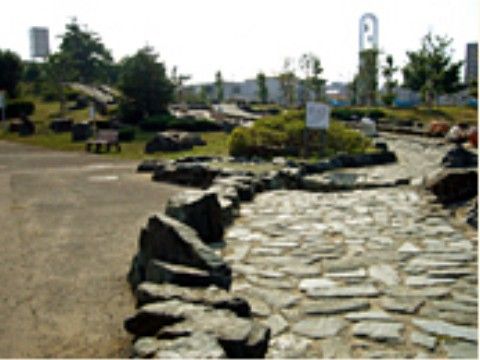 石で作られた散歩道があり、緑豊かな木々が立ち並んでいる。広々とした公園でゆったりとお散歩することができる。
