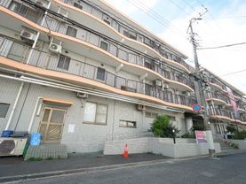 日当たりの良い4階建ての施設