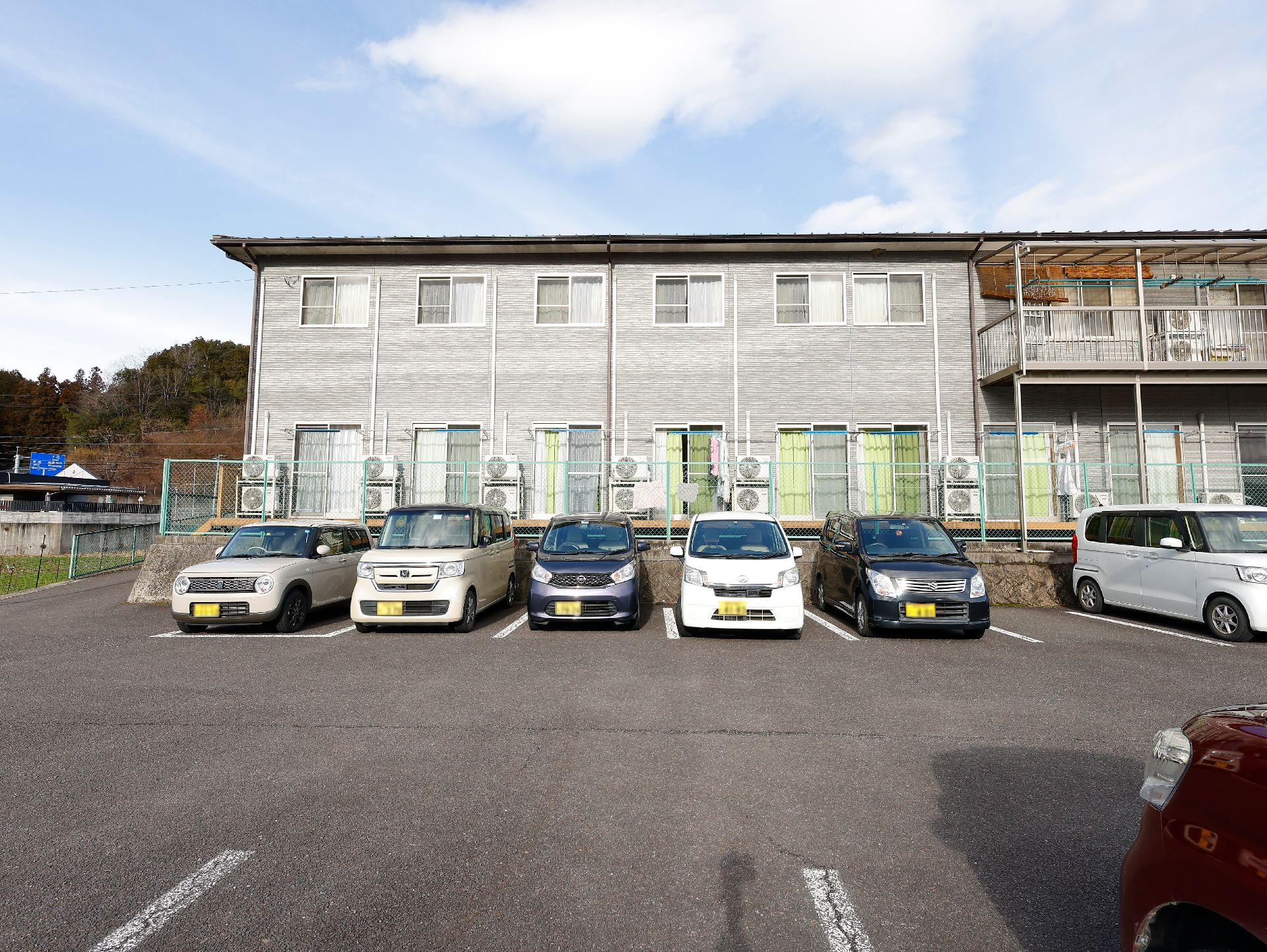 ２階建てであり、駐車場が近隣にある介護施設の外観
