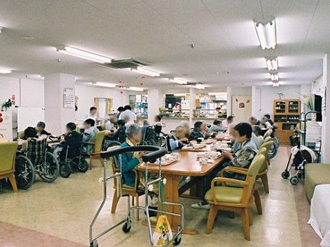 たくさんの入居者様が一緒に食事をとることができる食堂