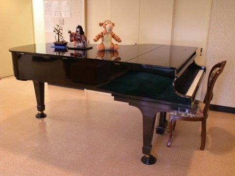 こちらは主に館内イベントやレクリエーションの時に使用されている。また、入居者様にもお貸ししており、時折ピアノの音色が聞こえてくる。