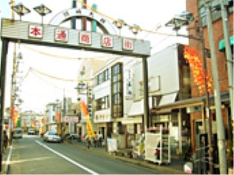 神社までの商店街では、食べ歩きができる店や駄菓子屋などの昔懐かしい店舗が軒を連ねている。お孫さんへのプレゼントなどが買える。
