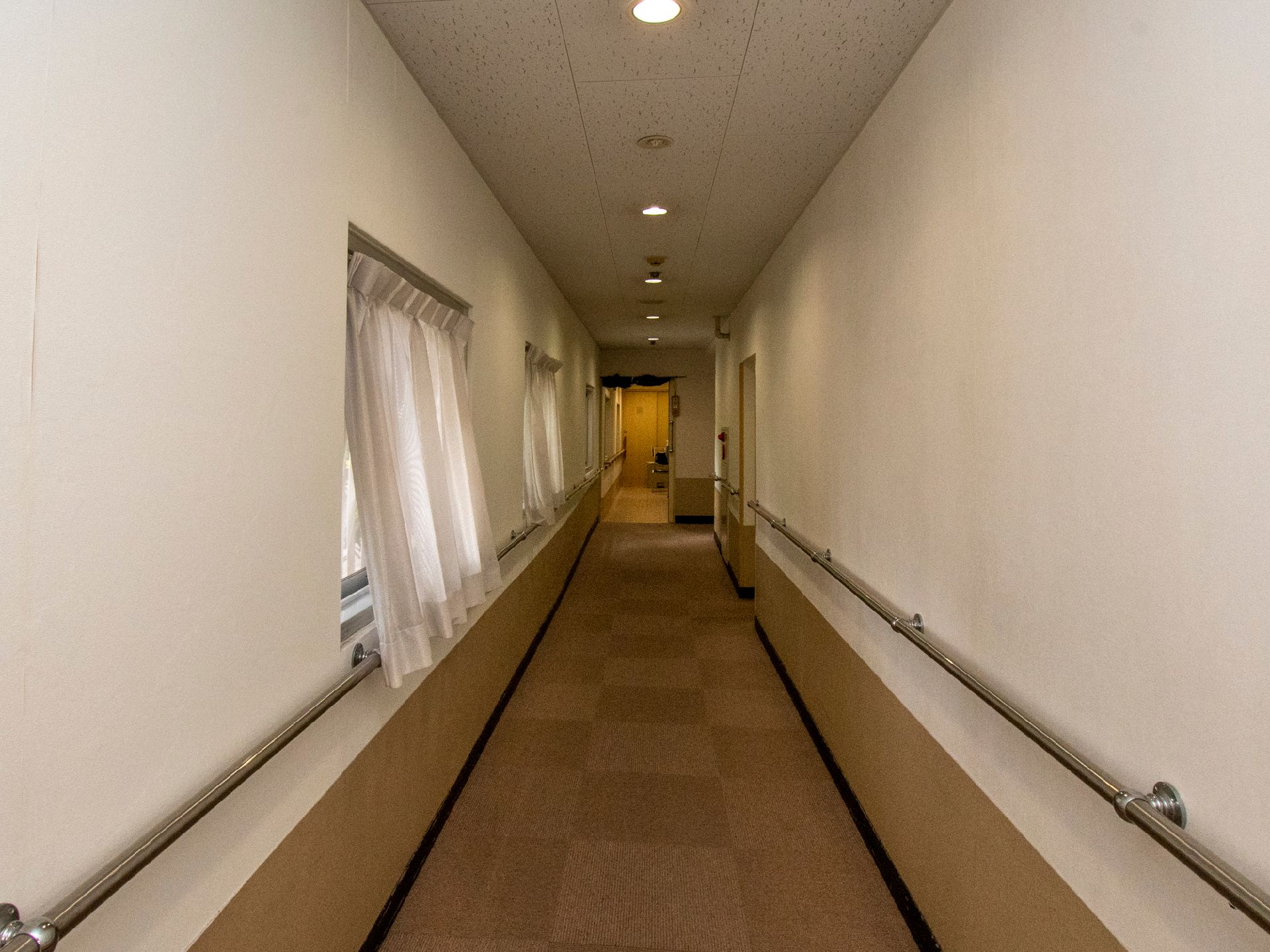 廊下には、手すりを設置