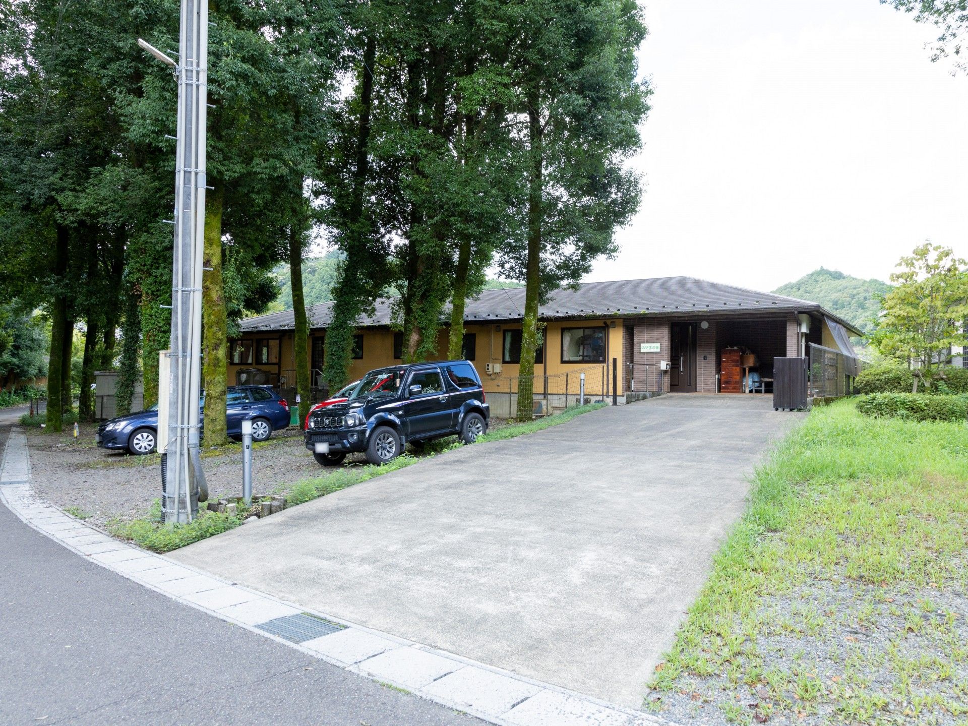 緑豊かな施設外観
