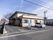 駐車場のある建物外観