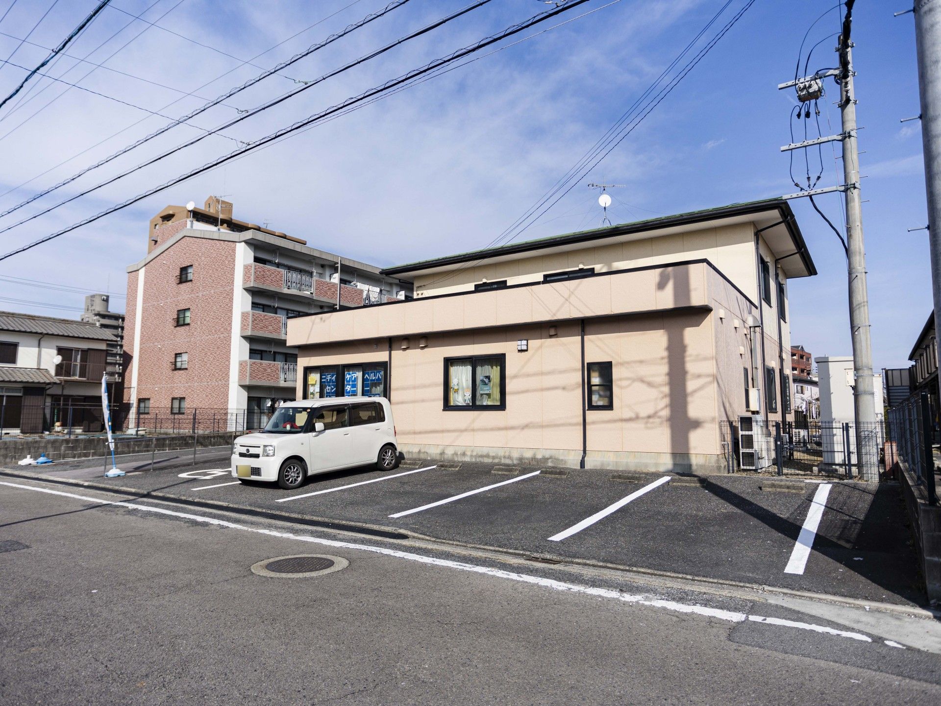 駐車場のある建物外観