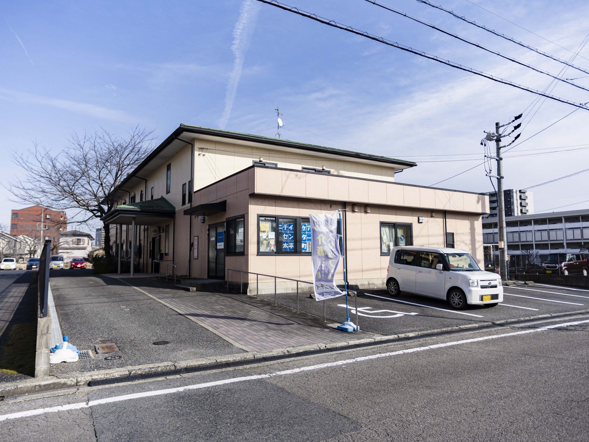 駐車場のある建物外観