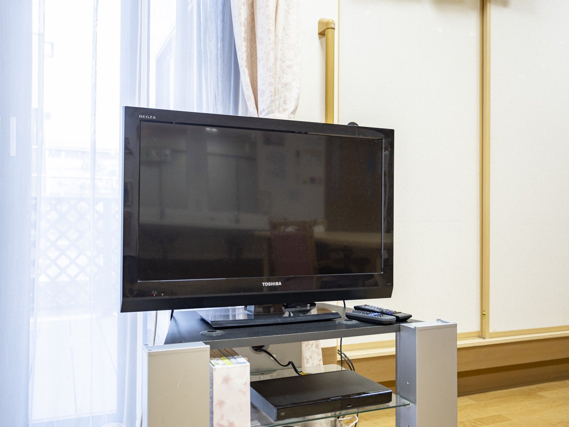 テレビとカーテンのある部屋