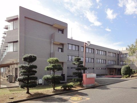 手入れの行き届いた植栽が看板の近くにある入口付近の風景