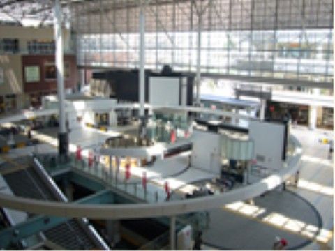 とても大きな駅の構内である。施設まで約4kmの距離にあり、車でも10分ほどで行くことができる。都心までのアクセスも良い。