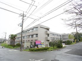 道路から撮影した介護施設の外観