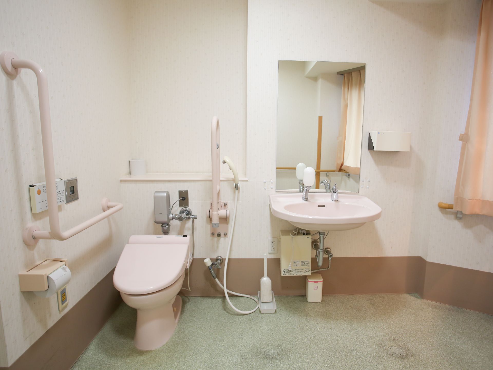 手すりが設置され、床に段差がほとんどない居室にあるトイレ