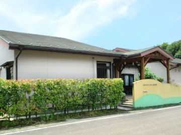 明るい外観の建物入口