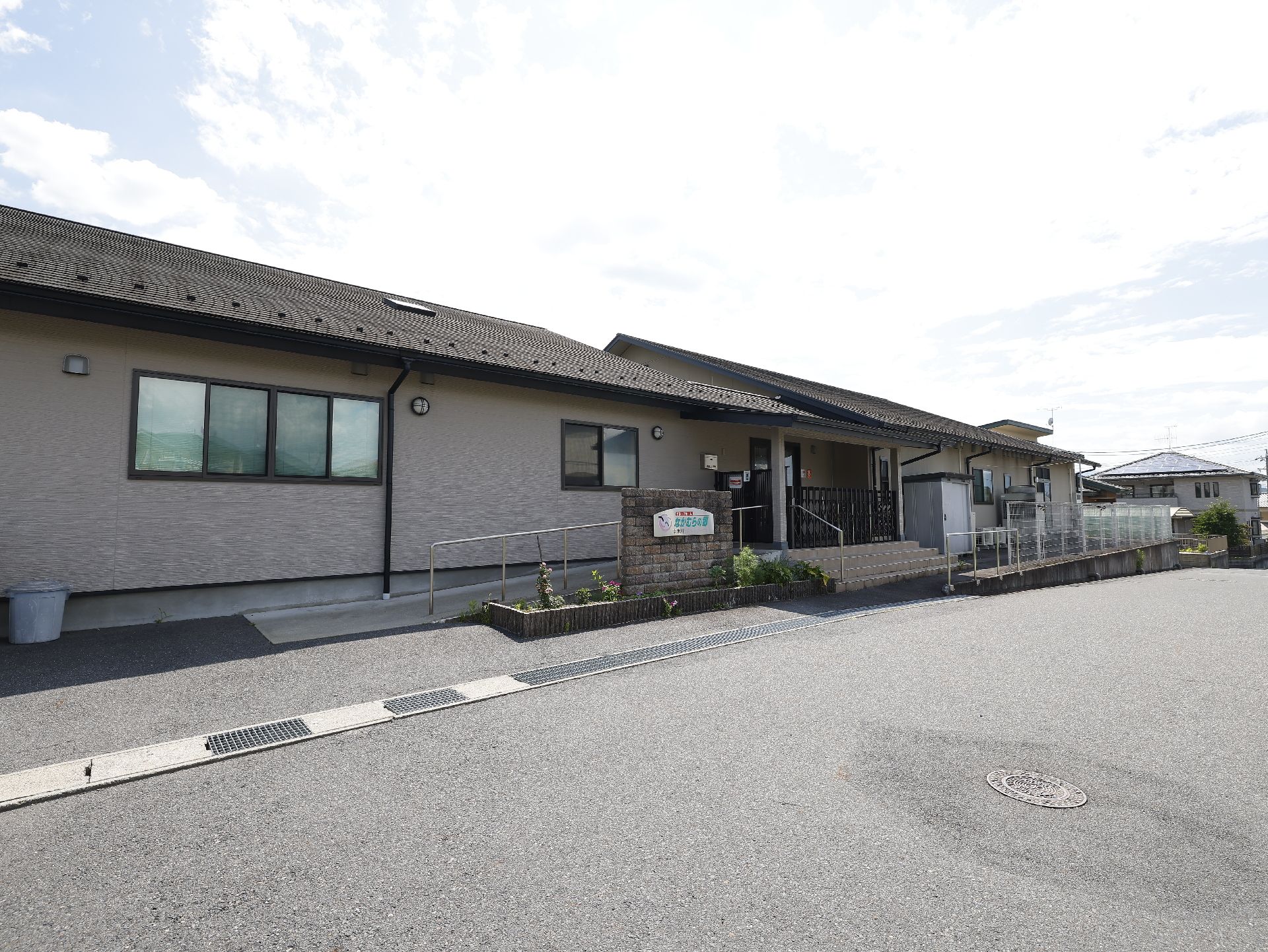 施設の前に整備され、複数台の車を同時に駐車できる駐車場