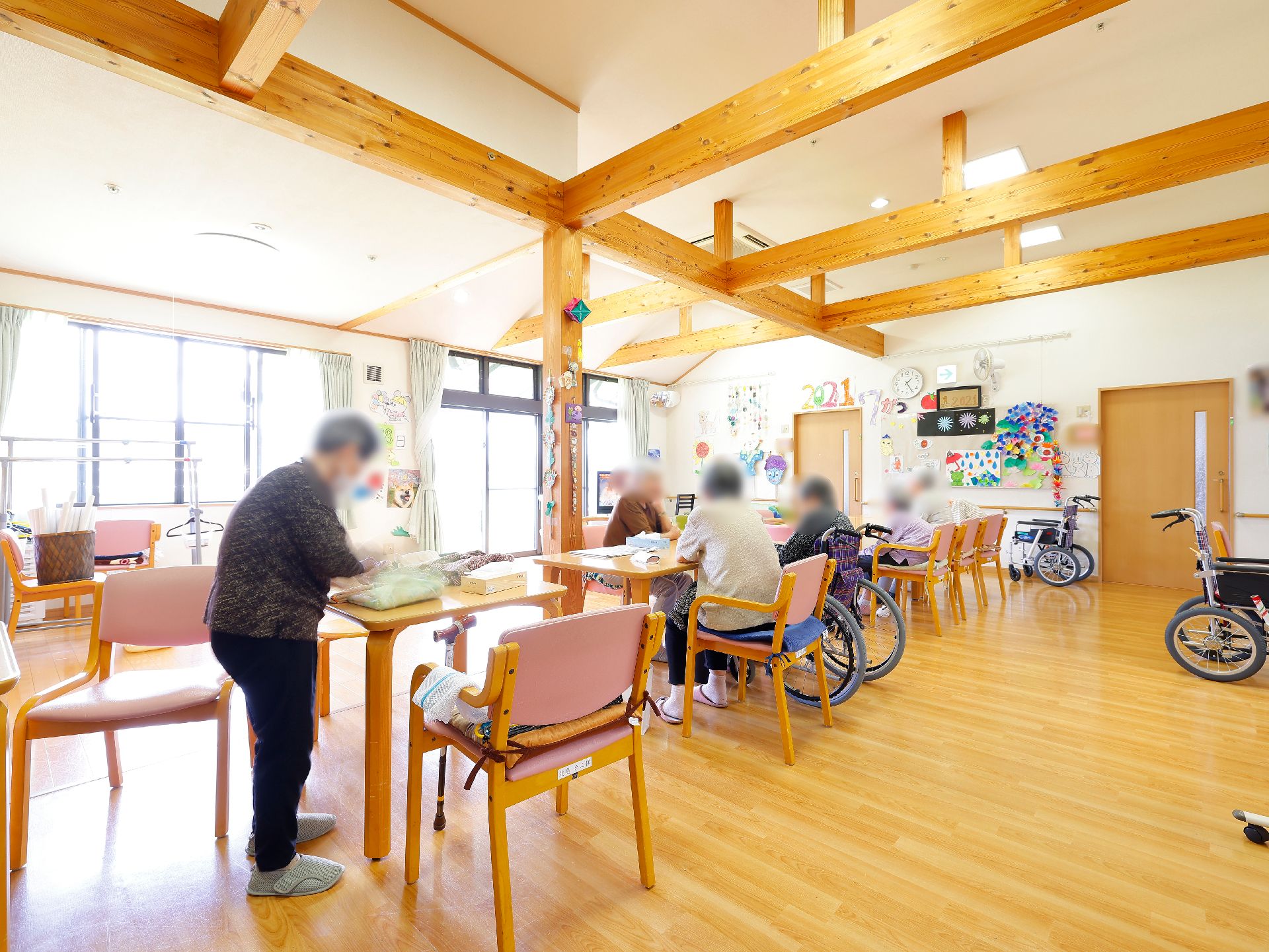 天井に梁があり、窓から光がたっぷりと注いでいるリビング