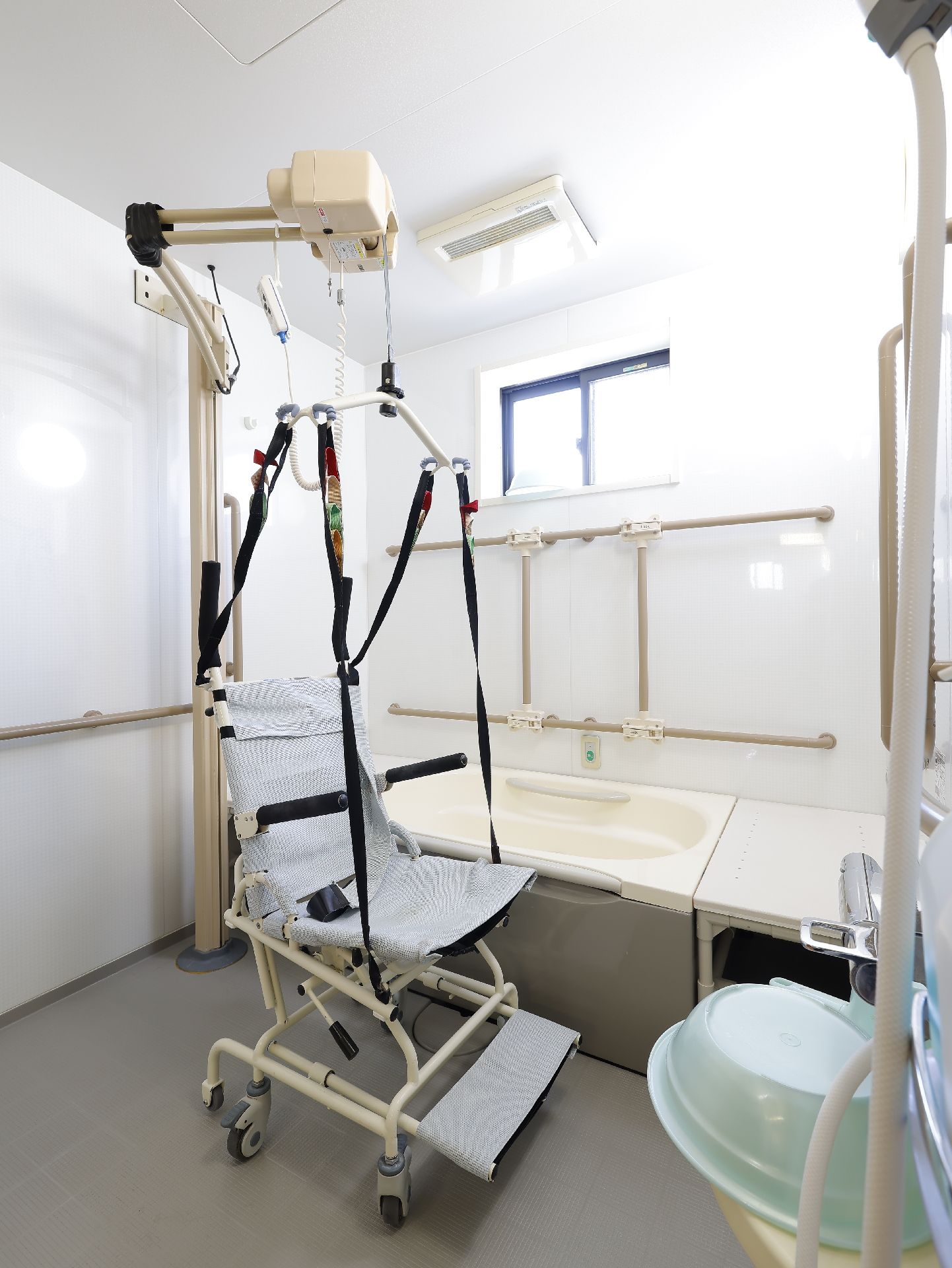 バリアフリー完備で手すりが取り付けられ、機械浴が設置されている浴室