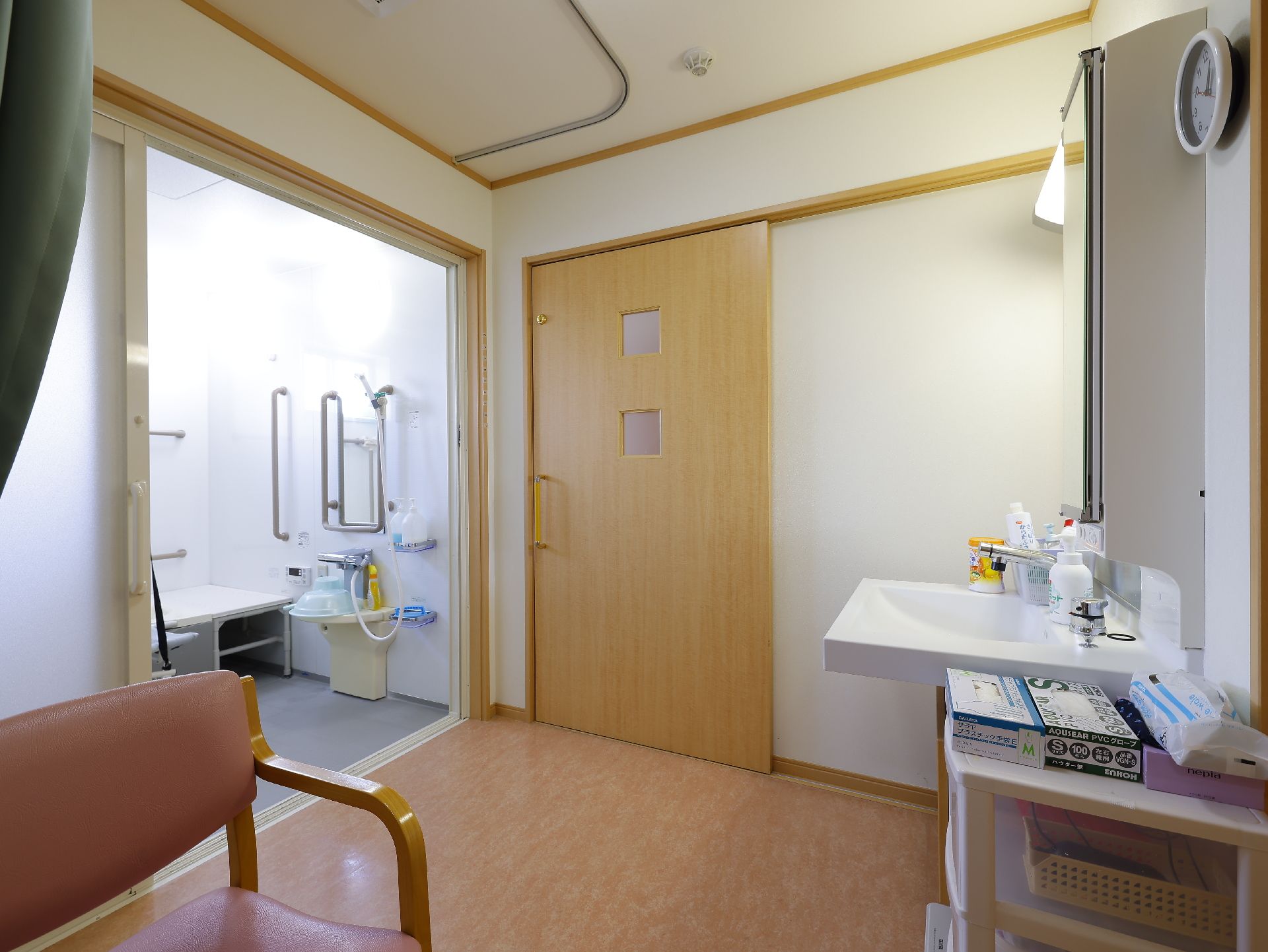 車いすの方が利用できる洗面台が設置され、椅子が置かれている脱衣所