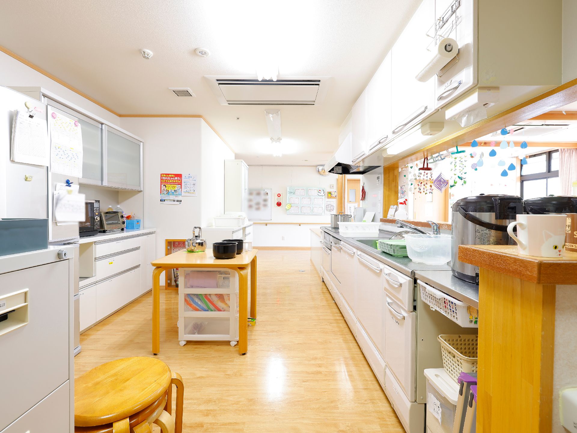 天井にエアコンが取り付けられ、収納も多数付いているキッチン