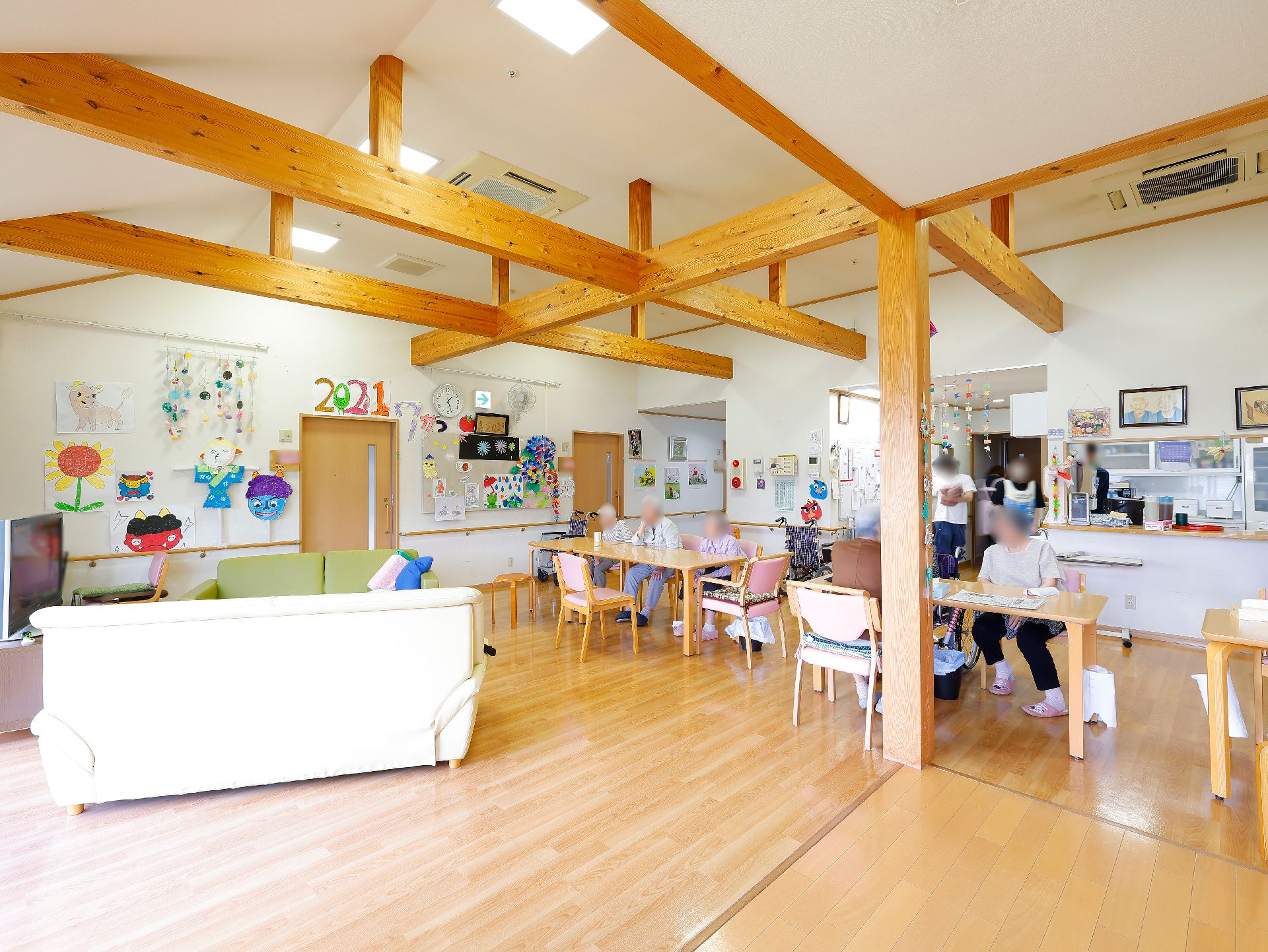 天井部分に梁があり、木の温かみが感じられるリビング