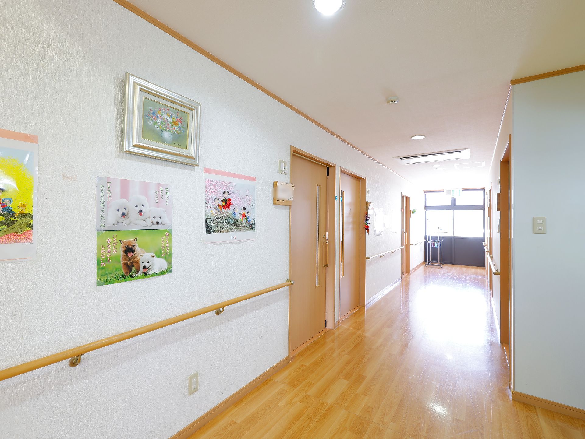 バリアフリー化され、手すりが設置されて段差が解消されている廊下