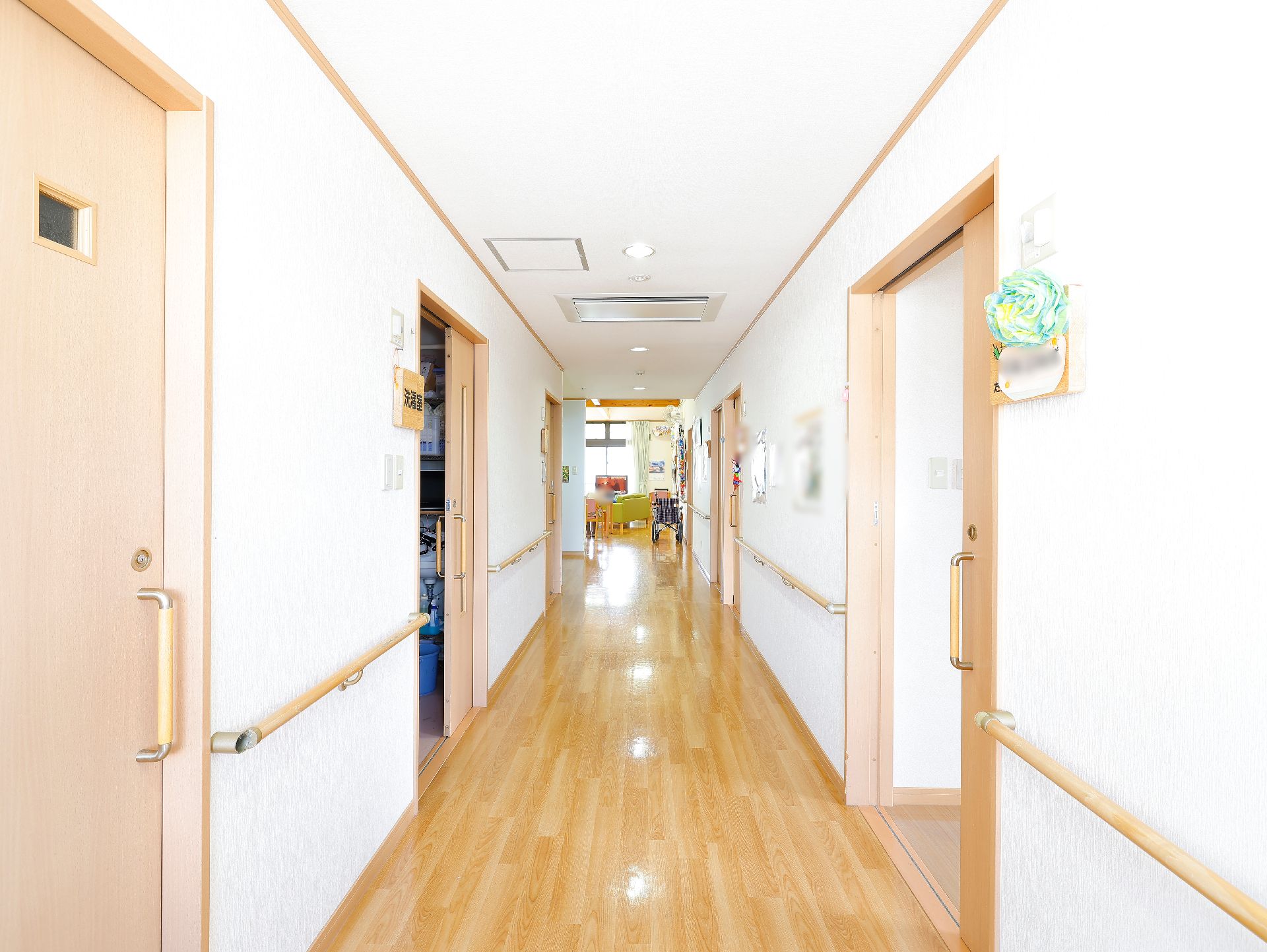 バリアフリーが完備され、段差がなく手すりが取り付けられている廊下