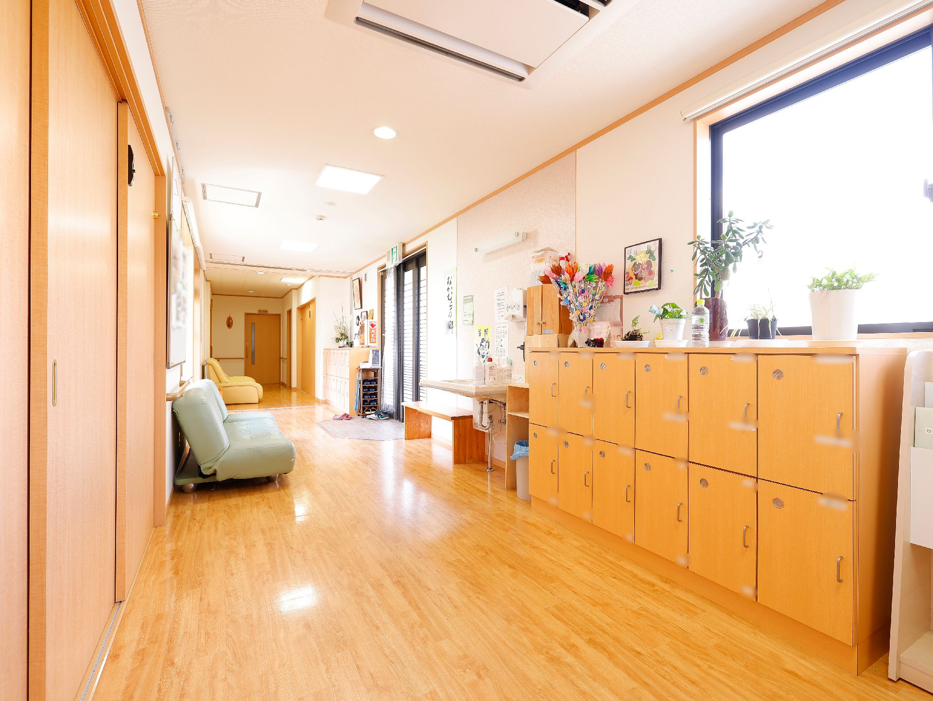 バリアフリー化されて段差が一切なく、ドアはすべて引き戸になっている廊下