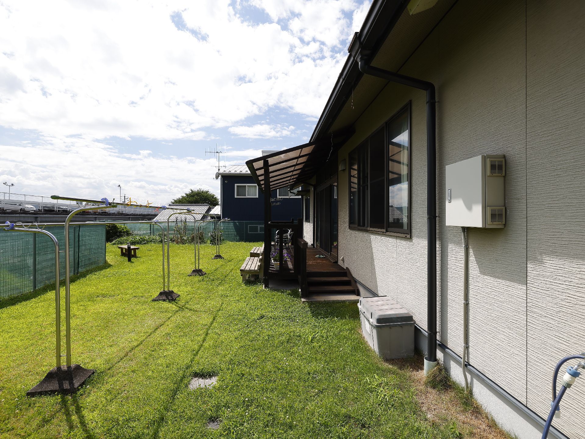 芝生が敷かれ、物干し竿がたくさん並んでいる施設の中庭