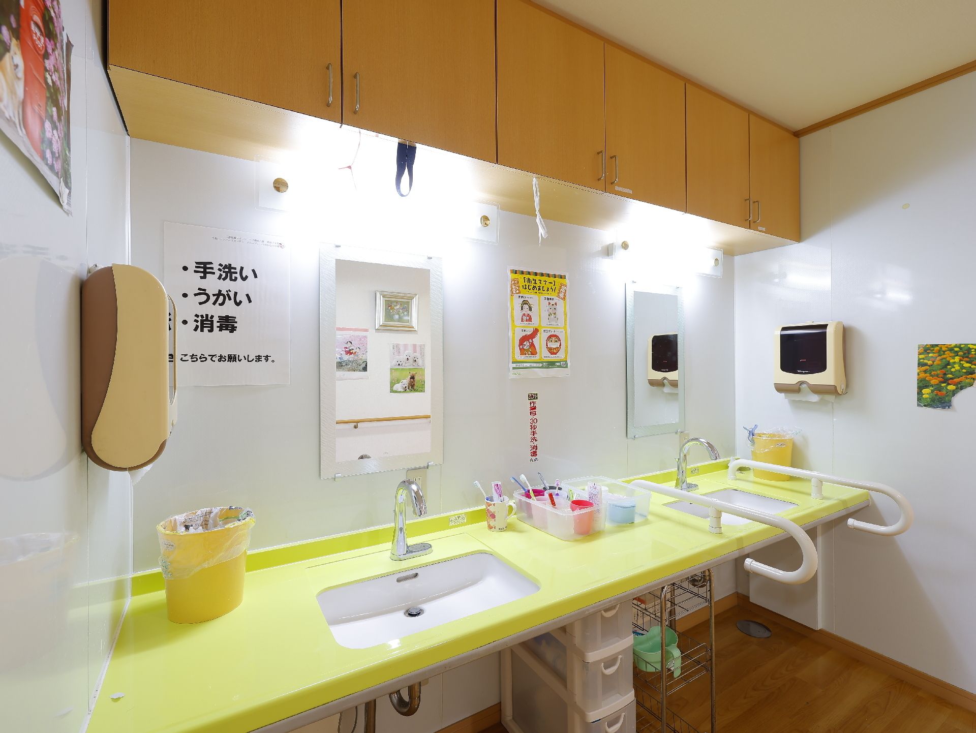 車椅子に乗った高齢の男女を介助するヘルパー