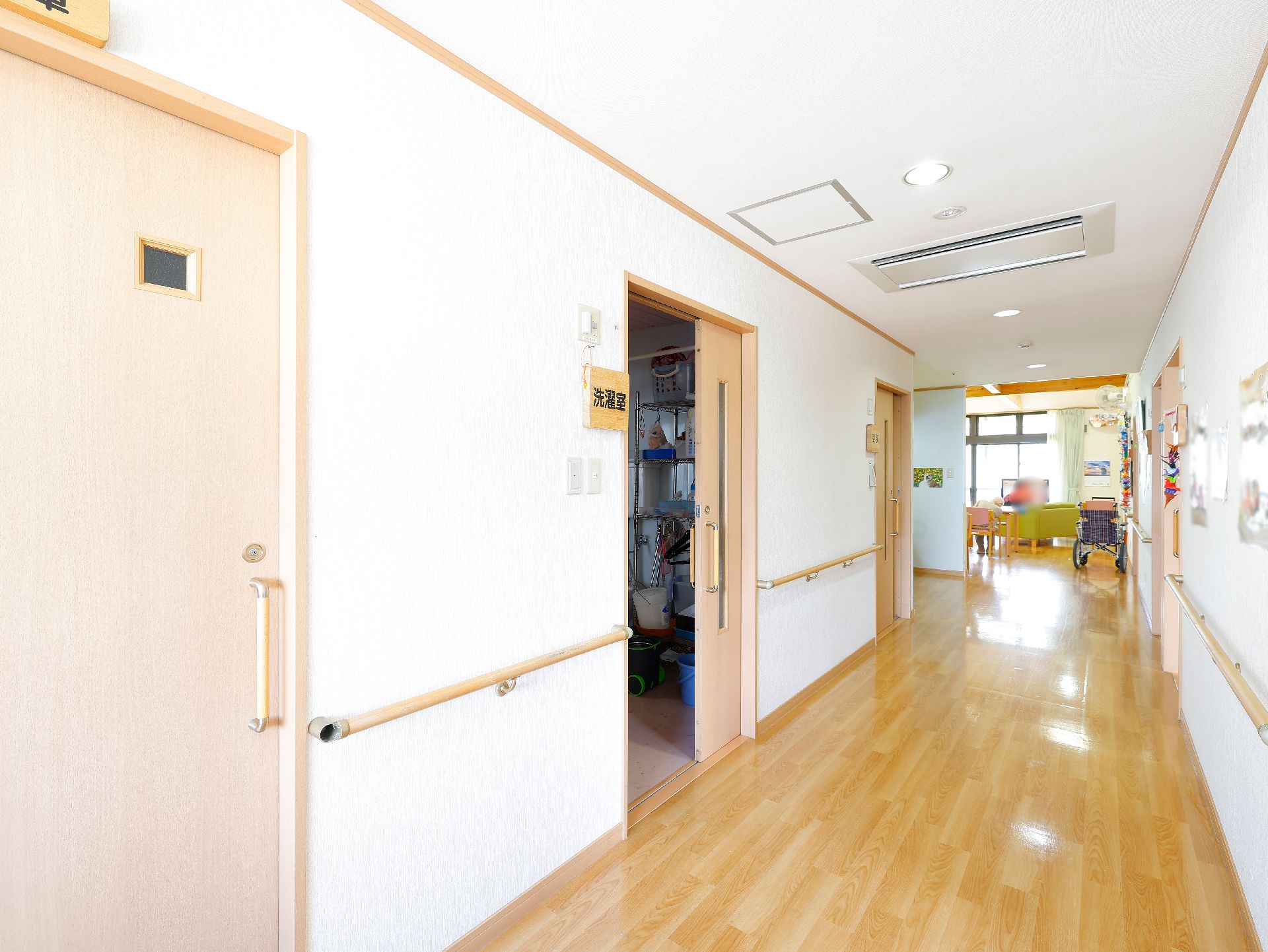 車椅子に乗った高齢男性に寄り添う女性ヘルパー