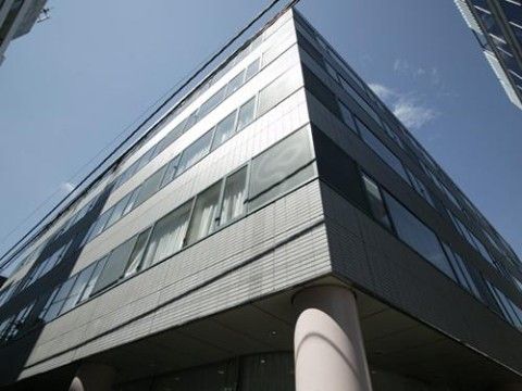 日光が反射して輝いている、建物コーナー部を下から見た外観