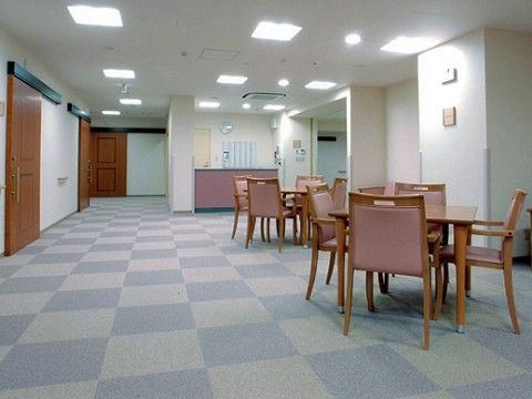 ホールに椅子とテーブルが数セット用意されている。部屋を見渡せる位置にカウンターがあり、空間には余裕を持たせてある。