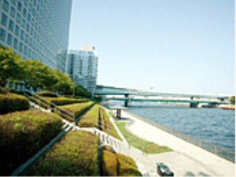 緑化された斜面を下ると見晴らしが良く開放的な川沿いの広い道がある。自然を感じながらの散歩に最適である。