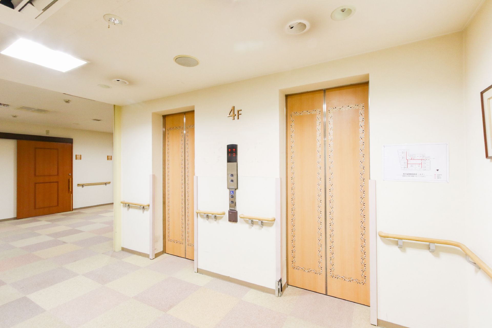 混雑を避けながらご利用いただける複数設置されたエレベーター