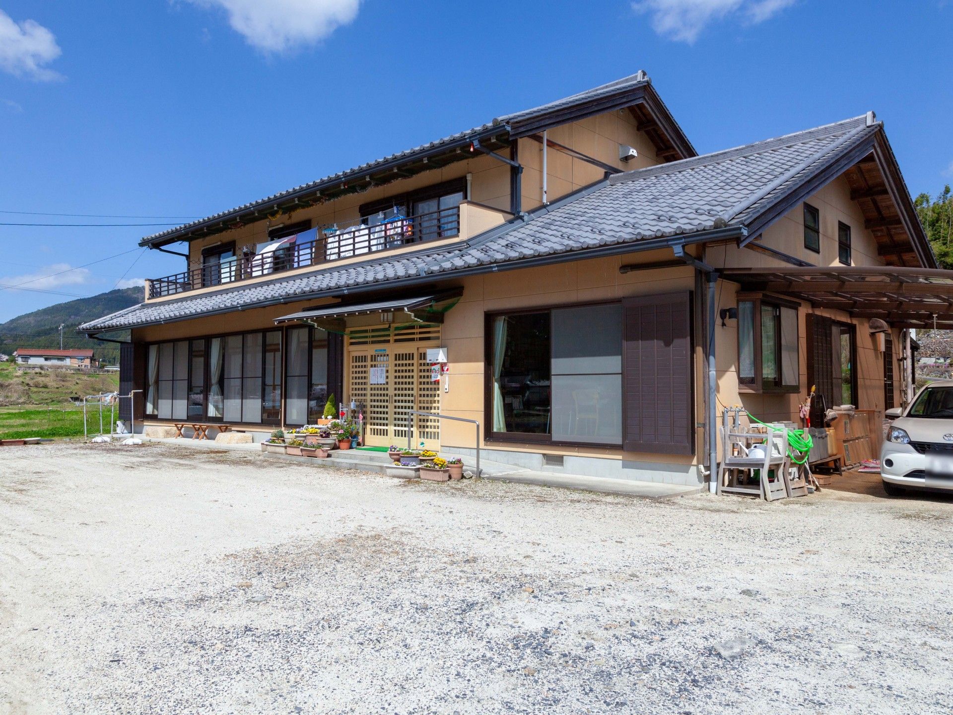 和風の落ち着いた外観