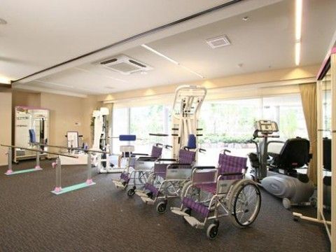 平行棒とトレーニング機器が設置されており、機能回復訓練や筋力アップのためのトレーニングなどを行う設備が整っている。