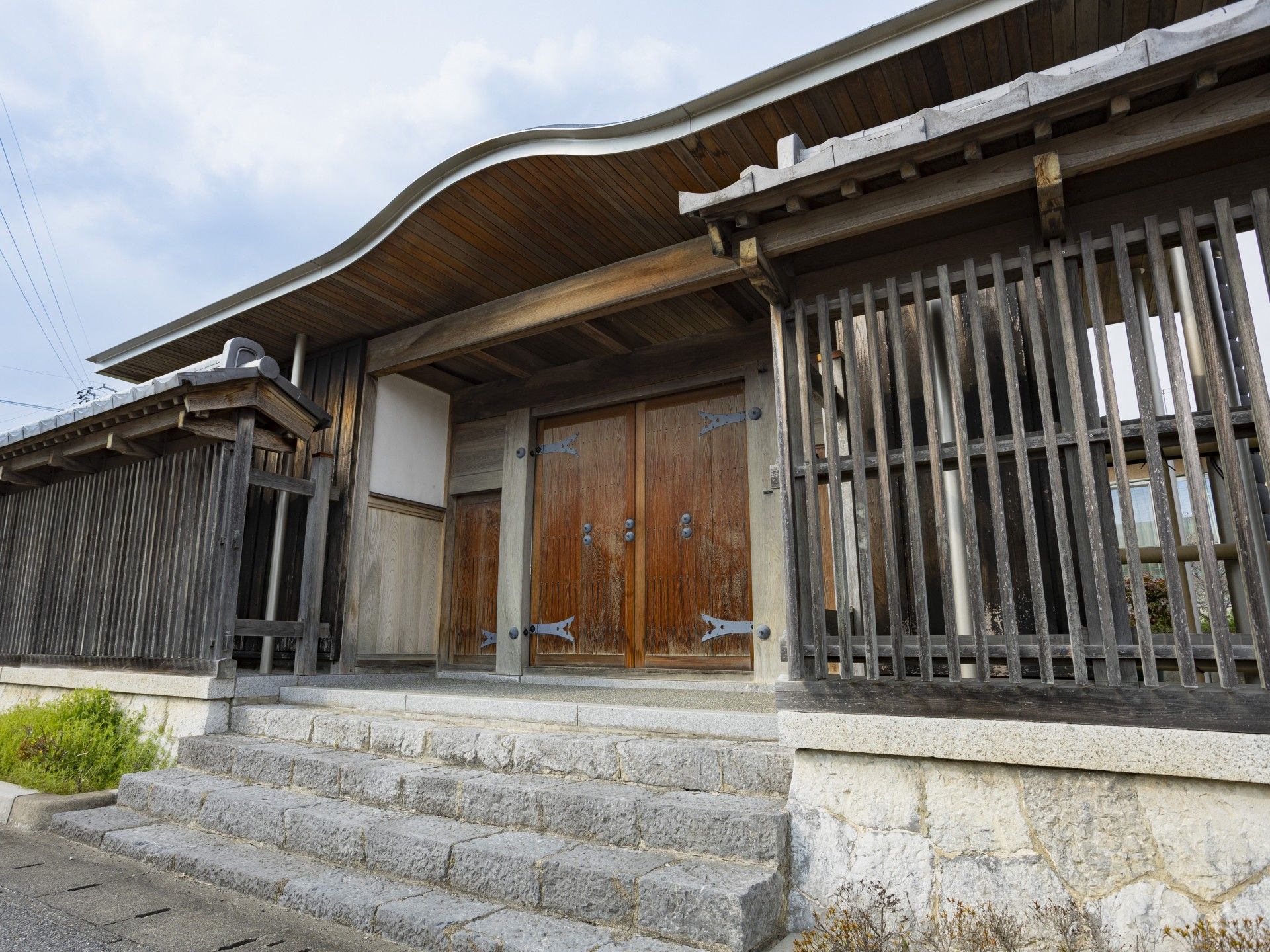 伝統的な木造の玄関
