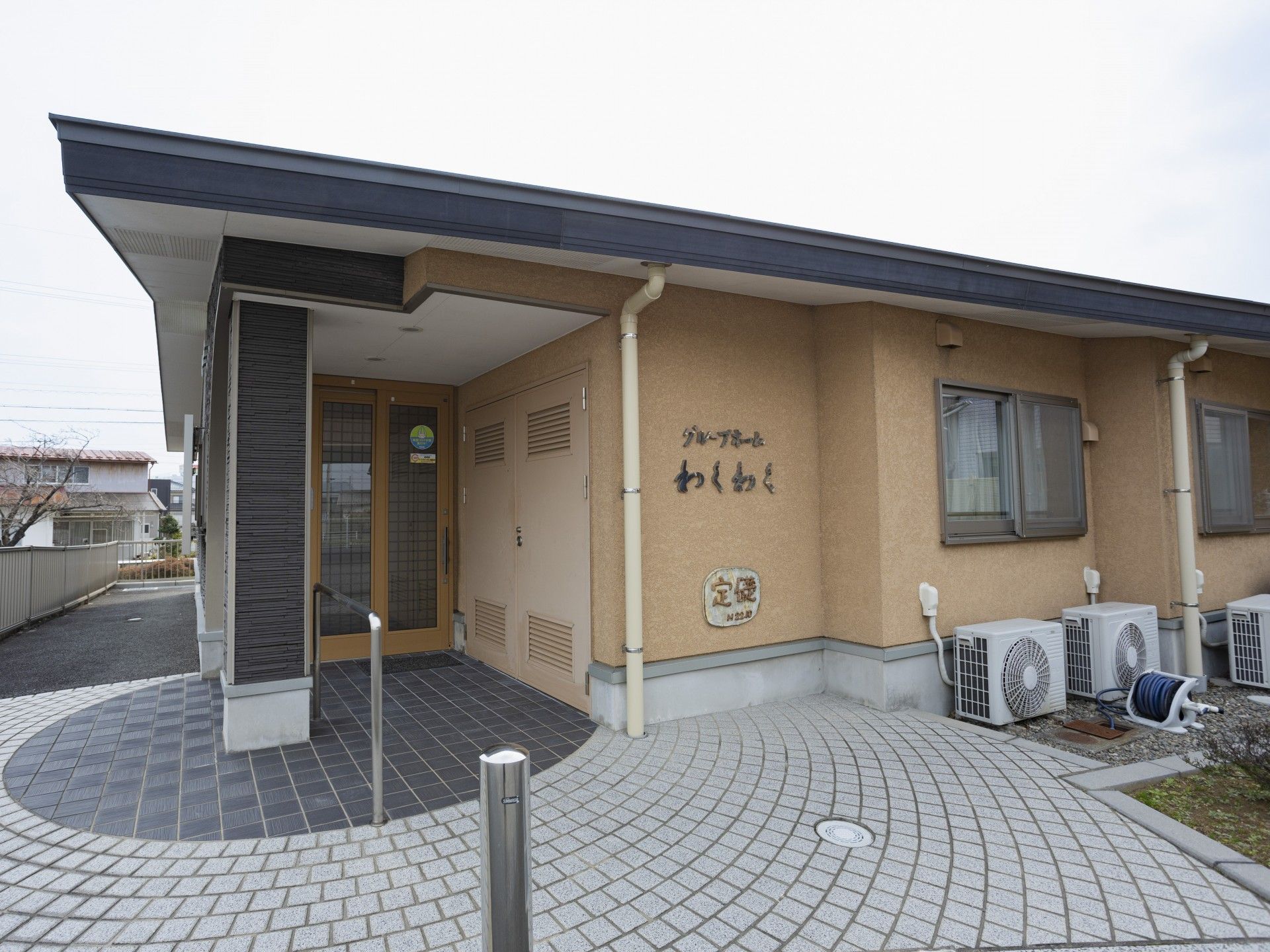 落ち着いた外観の建物